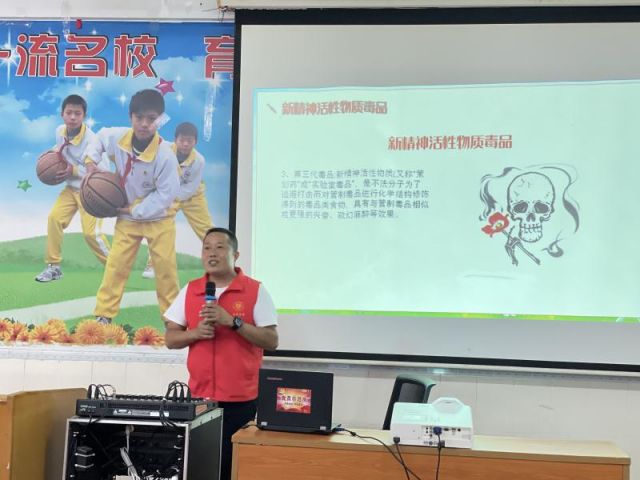 禁毒宣傳進校園，讓青春綠色無毒 (3).jpg