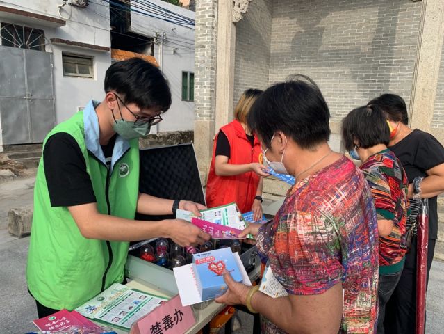 三鄉(xiāng)鎮(zhèn)開(kāi)展“宣傳禁毒進(jìn)小家，‘無(wú)毒’社區(qū)靠大家”活動(dòng)照片3.jpg