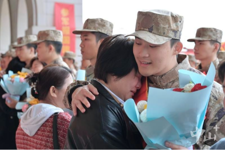 戎裝加身踏征程，中山歡送數(shù)百名新兵赴軍營